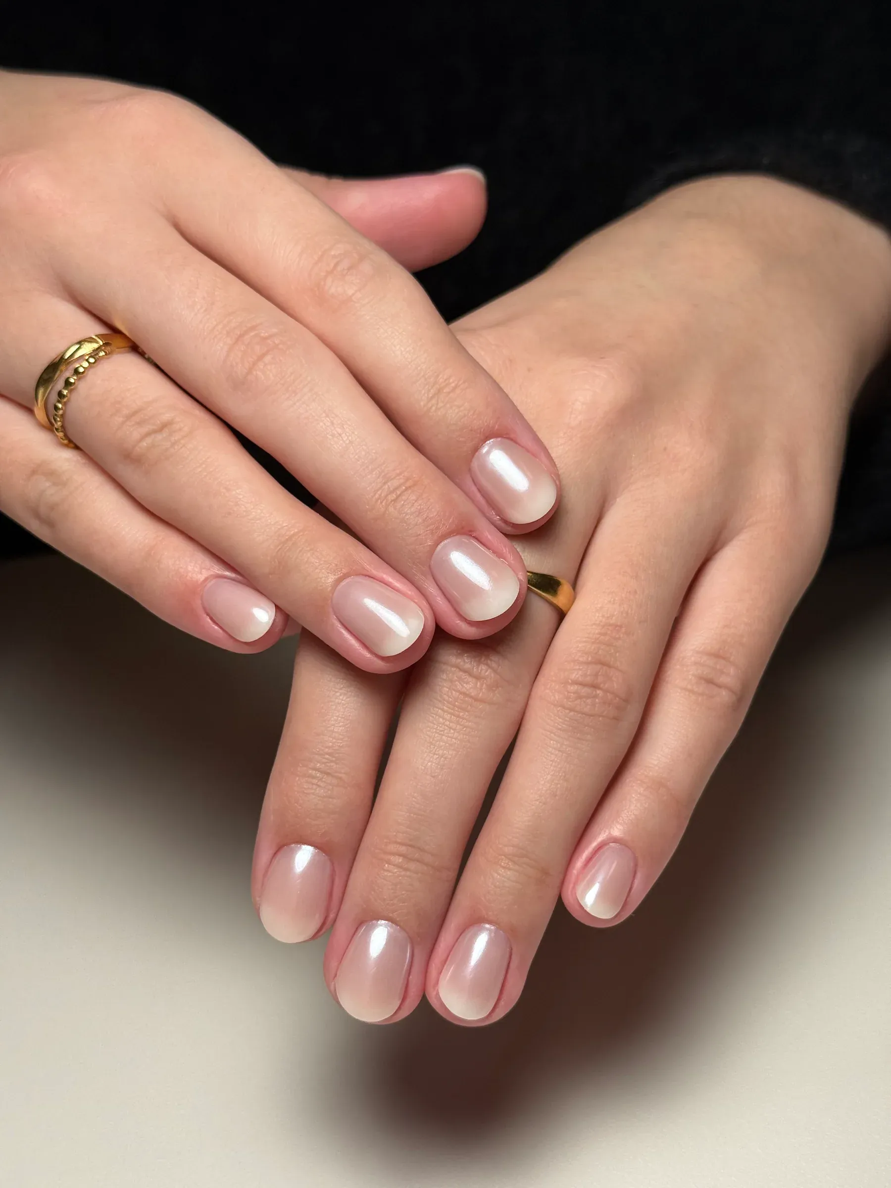 Nude Maniküre mit natürlichem Lichtreflex